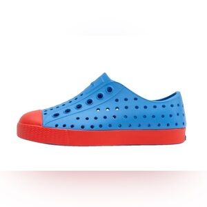 Native Jefferson Shoes Boys Size J2 Resting Blue/Hyper Red Color